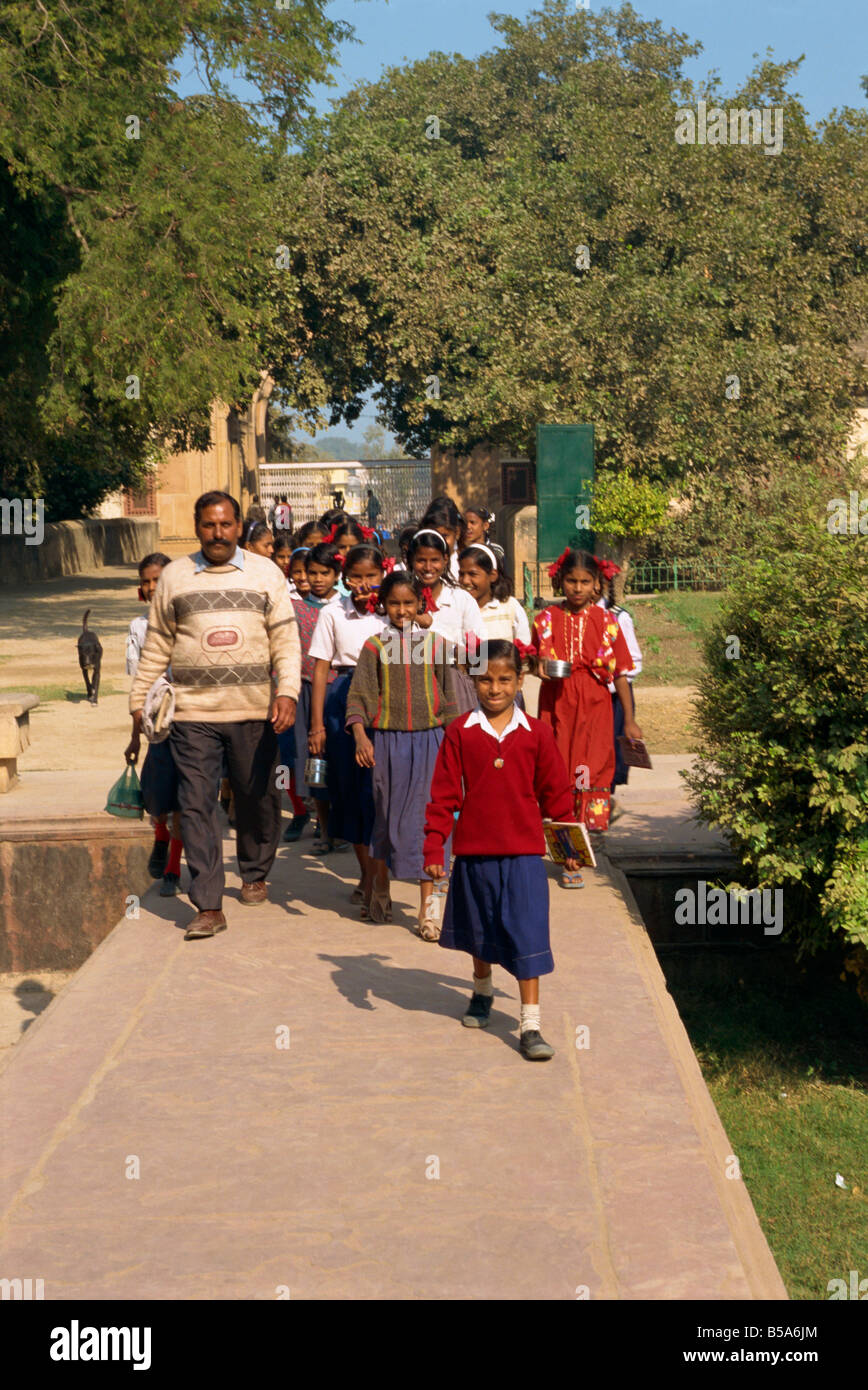 Gruppo scolastico presso il Palazzo Estivo Deeg Rajasthan India Asia Foto Stock