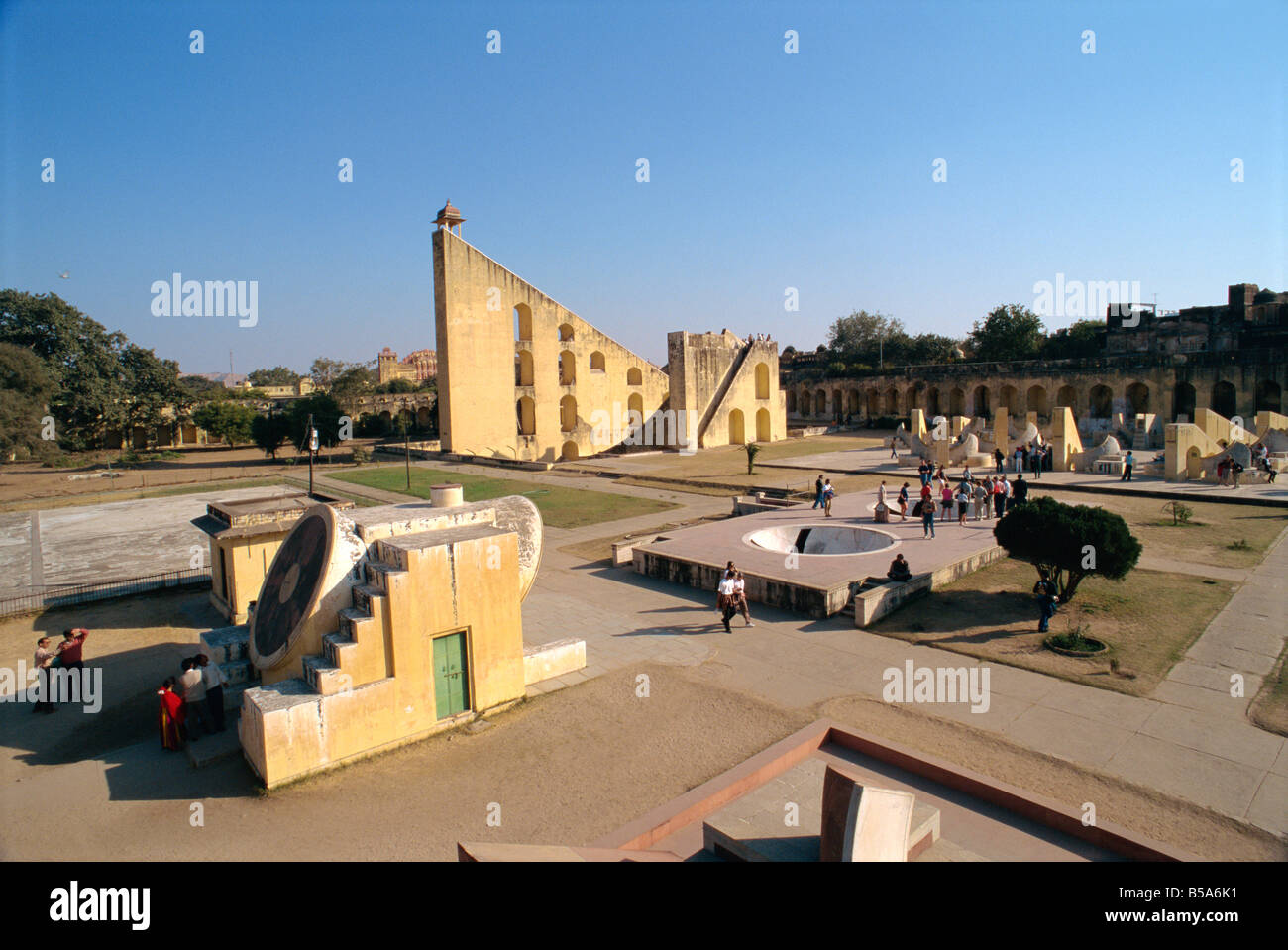Il Jantar Mantar costruita tra 1728 e 1734 da Jai Singh II come un osservatorio Jaipur Rajasthan India Asia Foto Stock