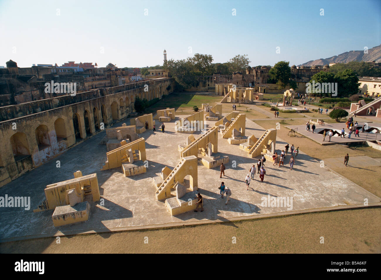 Il Jantar Mantar costruita tra 1728 e 1734 da Jai Singh II come un osservatorio Jaipur Rajasthan India Asia Foto Stock