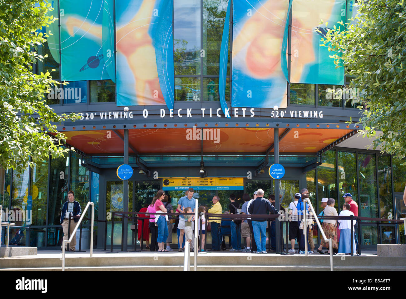 I turisti di attendere in linea per acquistare i biglietti per il tragitto fino a Cima di Seattle Space Needle a Seattle, Washington, Stati Uniti d'America Foto Stock