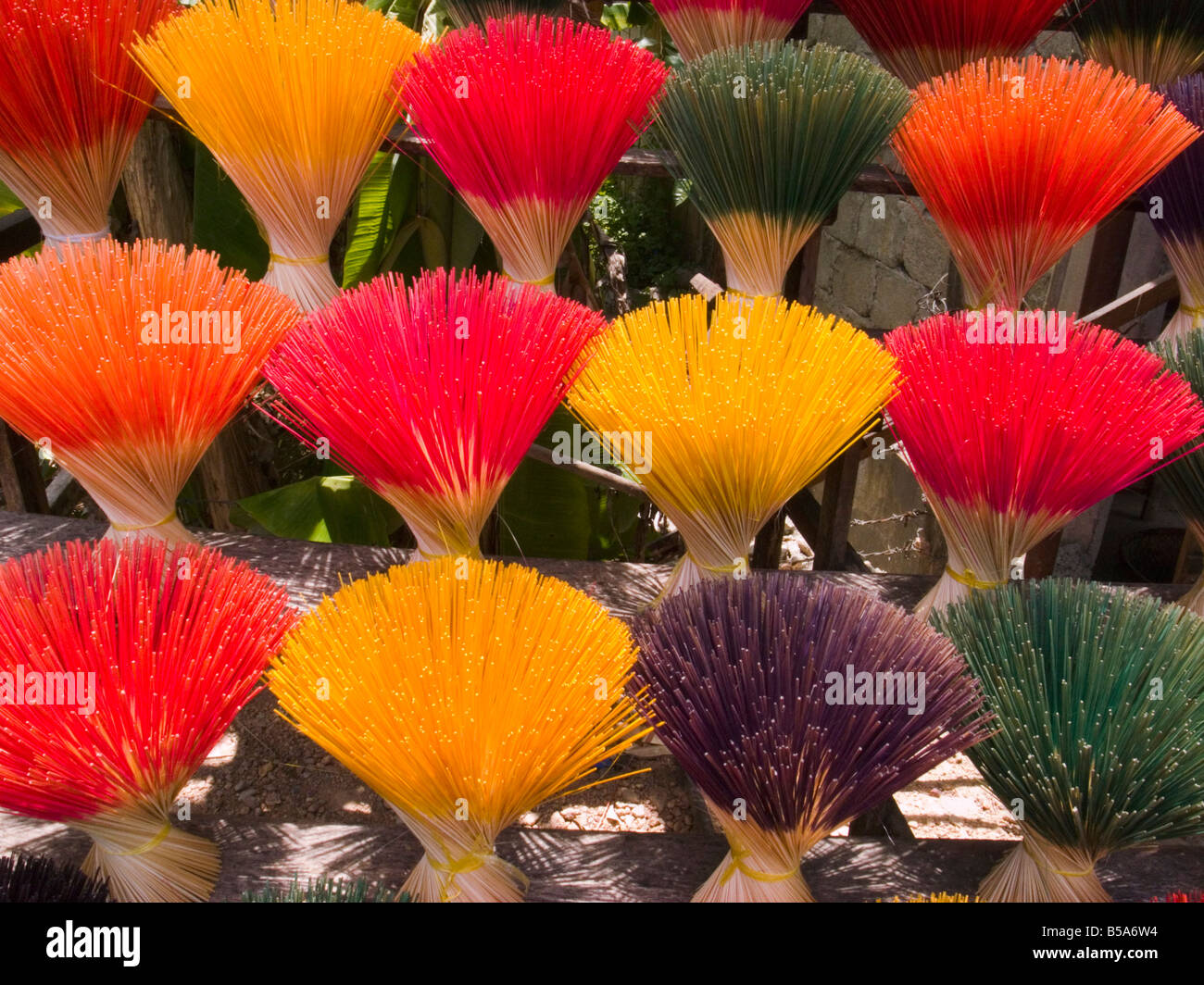 Colorato bastoncini di incenso, tonalità, Vietnam Foto Stock