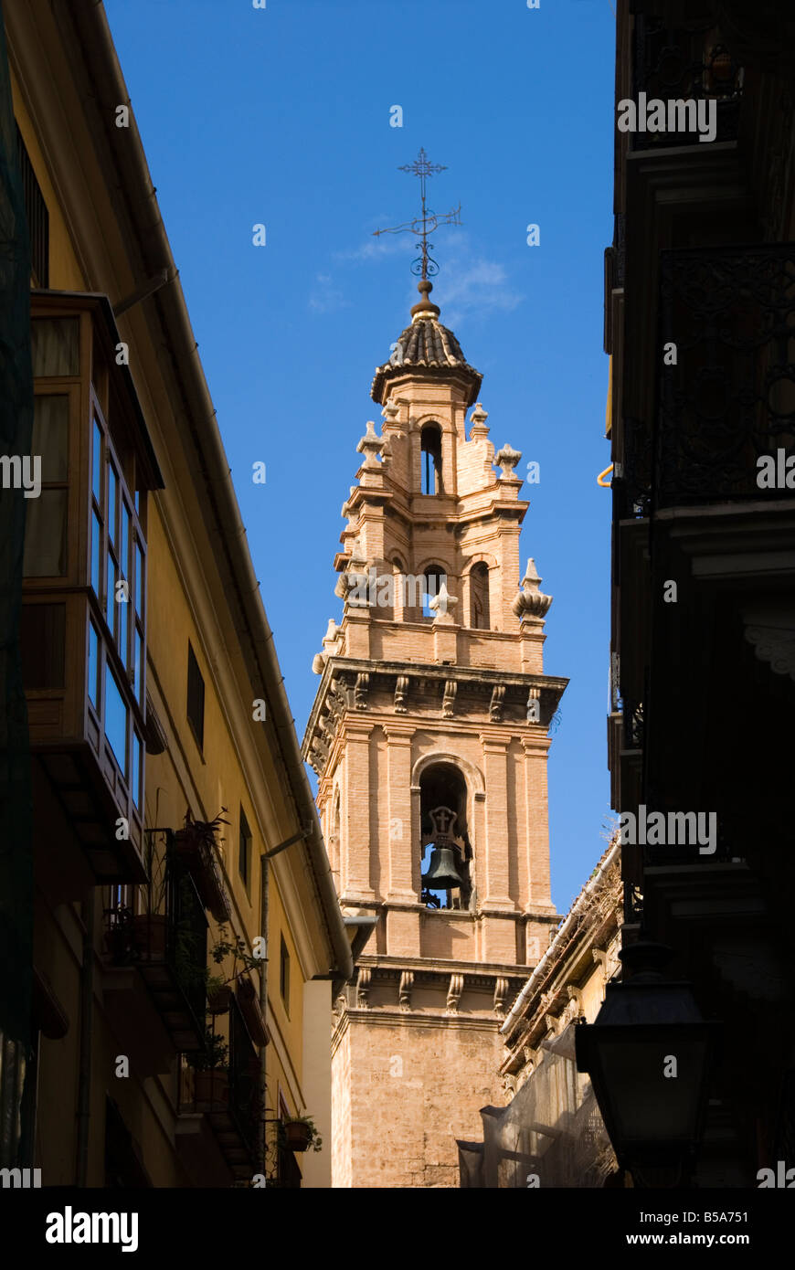 Campanile della chiesa di Iglesia de San Esteban nel centro storico della città di Valencia Spagna Foto Stock