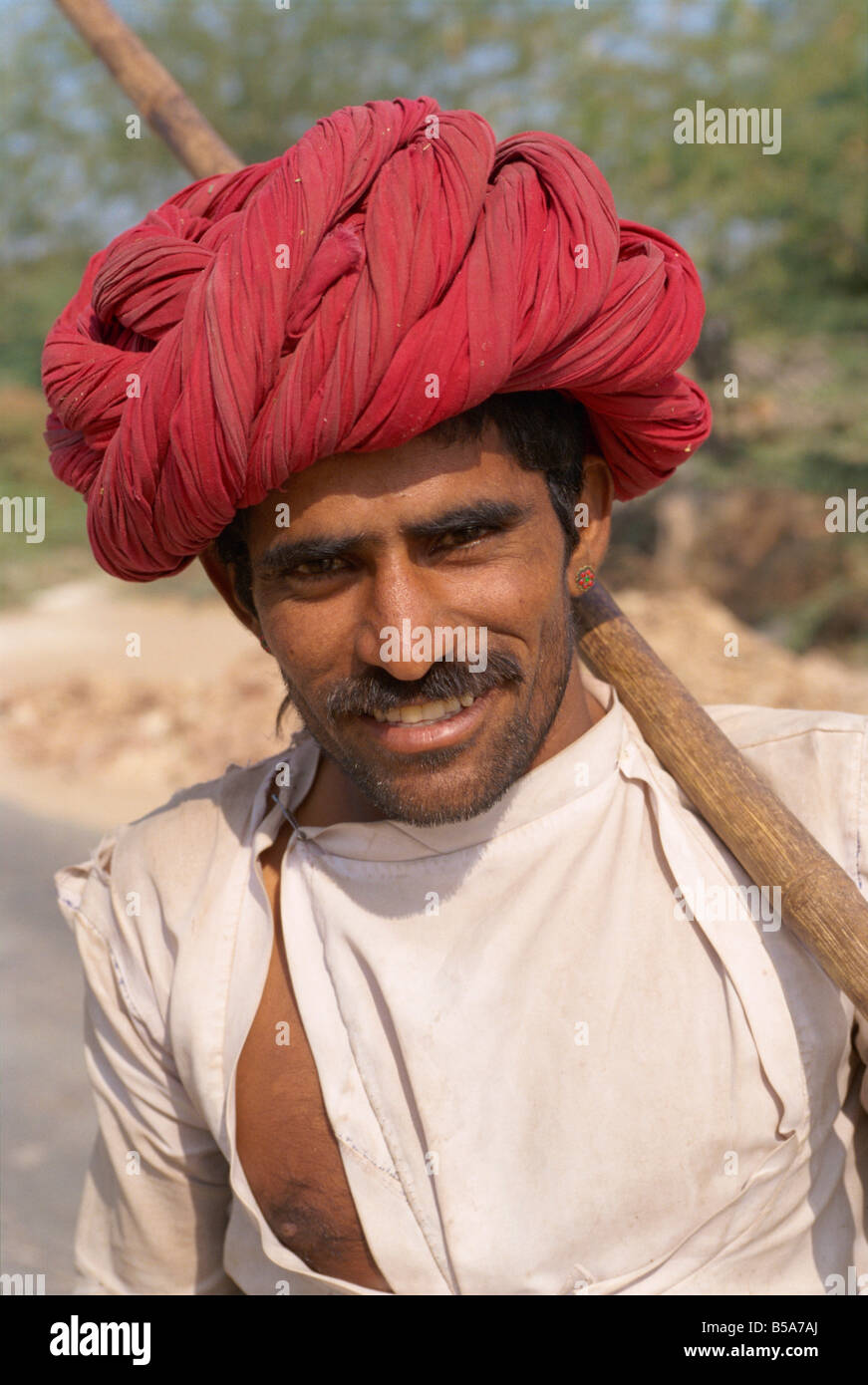 Ritratto di un uomo in un villaggio vicino a Jodhpur Rajasthan India Asia Foto Stock Ritratto di un uomo in un villaggio vicino a Jodhpur Rajasthan India Asia Foto Stock