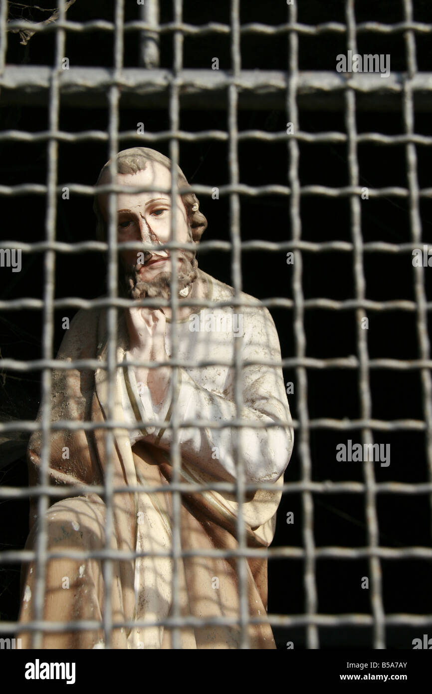 Uomo religioso statua a lato strada altare in italia Foto Stock