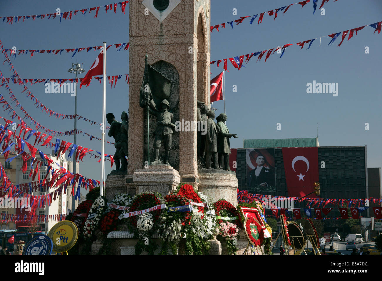 Piazza Taksim decked out per il giorno della Repubblica il 29 ottobre 2008, Istanbul, Turchia Foto Stock