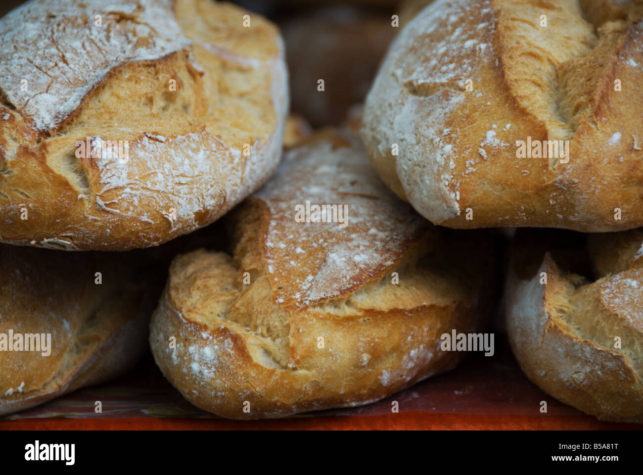 Spessore del pane croccante di fresca pane bianco per la vendita al mercato di Montpellier Place de la Comedie Francia 7 Ottobre 2008 Foto Stock