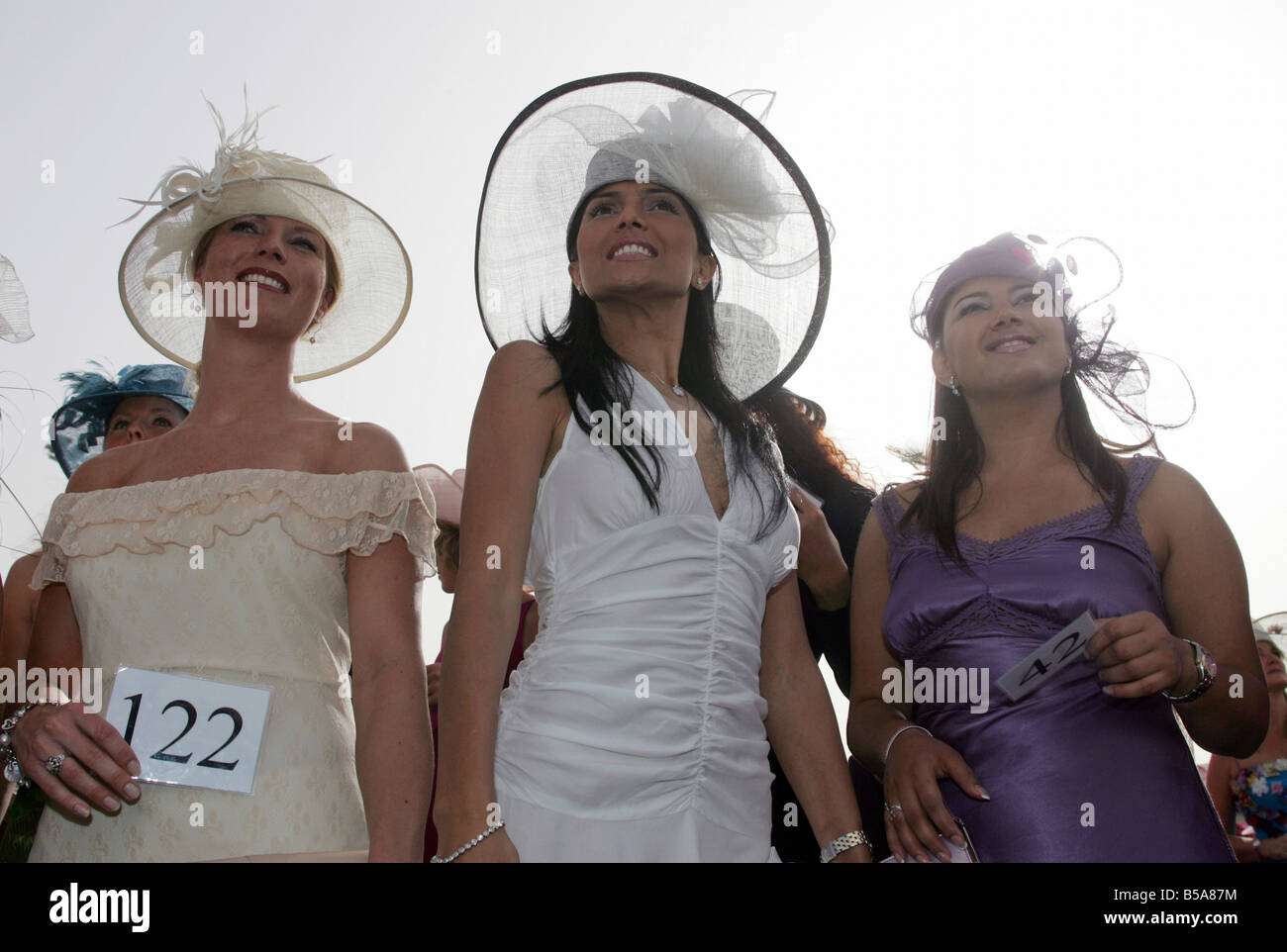 Le donne in cappelli a Nad Al Sheba cavallo di razza in corso, Dubai, Emirati Arabi Uniti Foto Stock