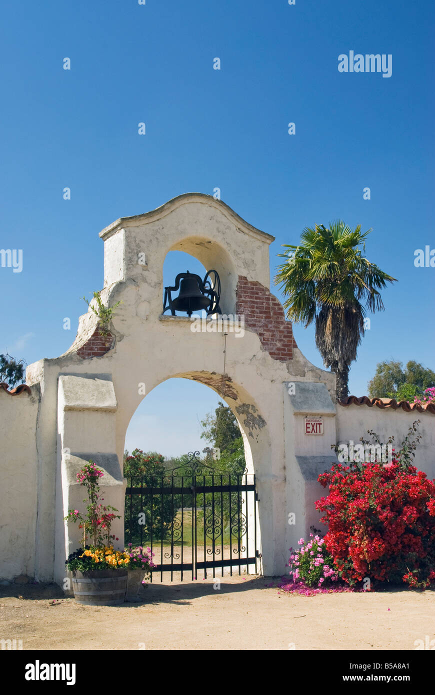 Cancello con campana al Olivas Adobe ranch di Ventura California USA Foto Stock