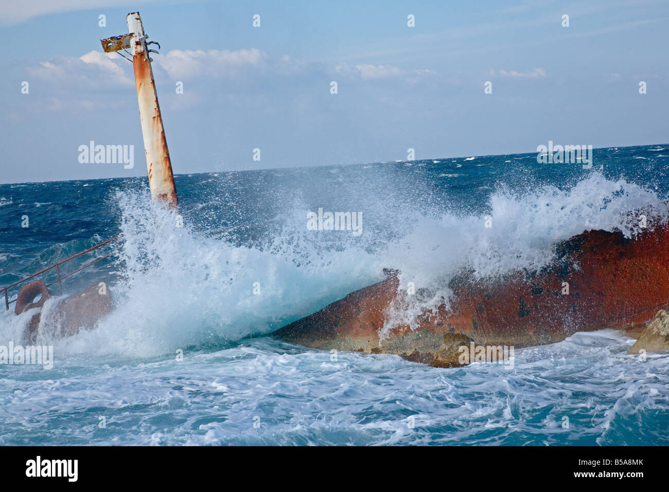Onde che si infrangono su una nave relitto Sarakinikos, Isola di Milos, Grecia Foto Stock