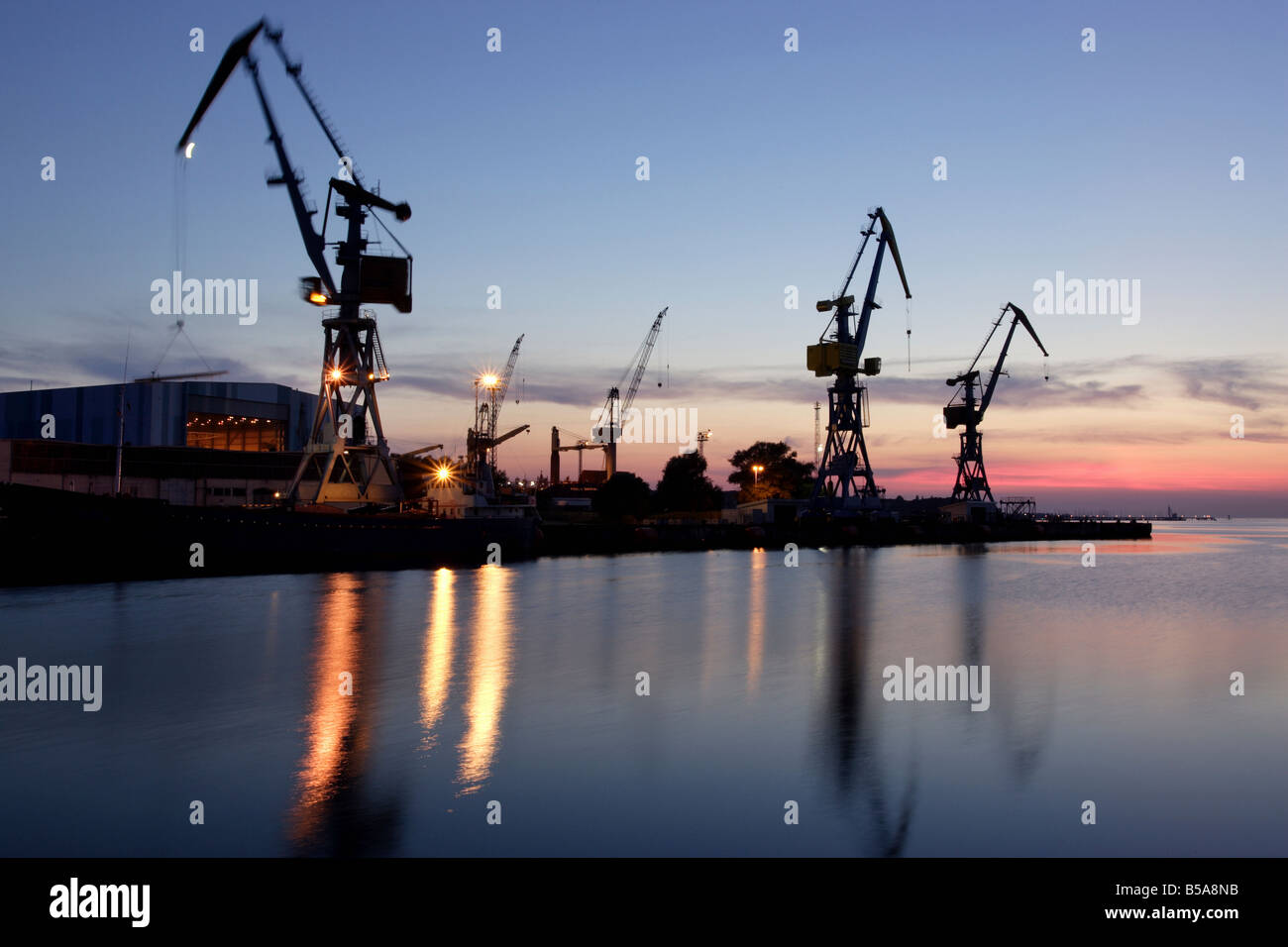 La Aker MTW dockyard in serata, Wismar in Germania Foto Stock