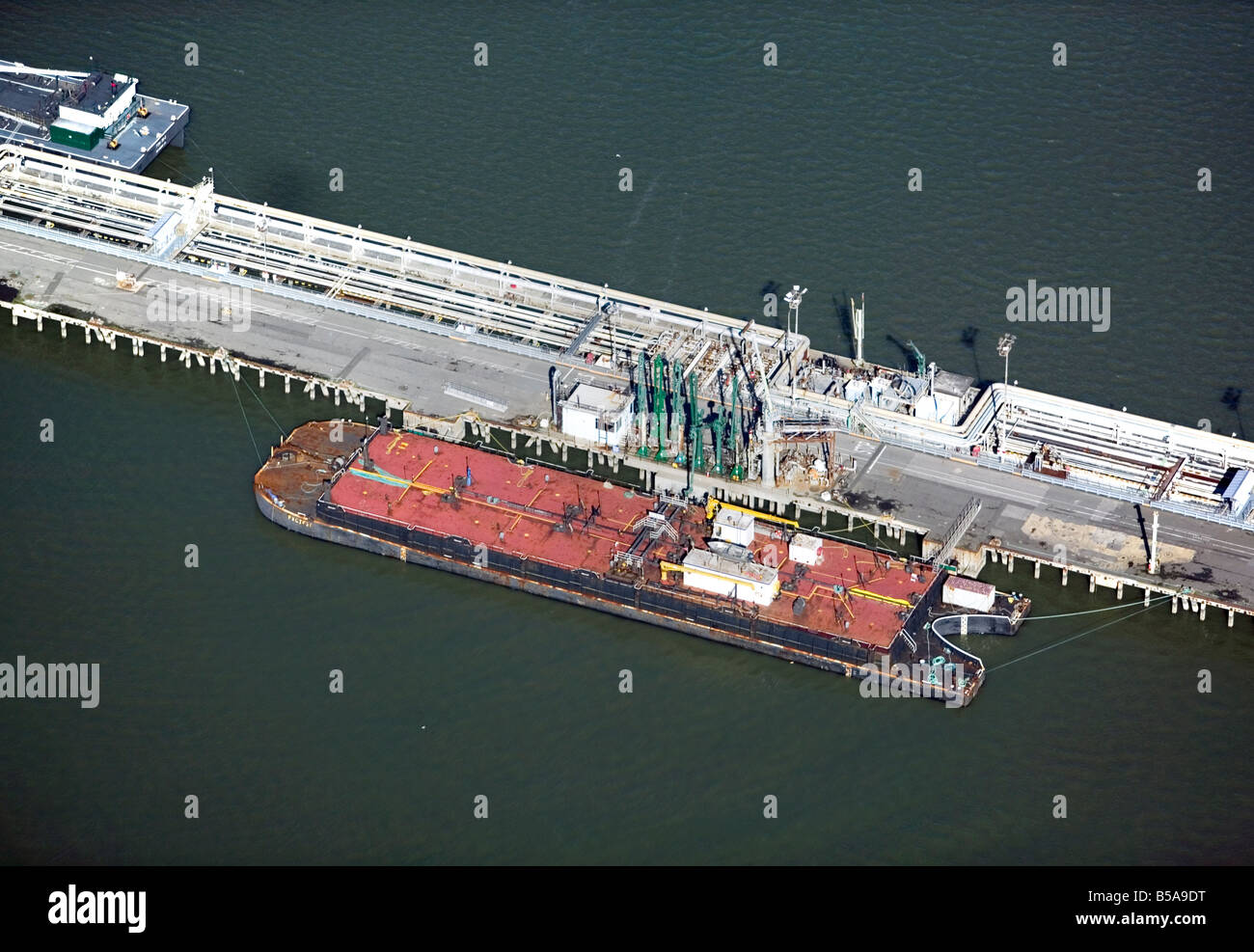 Vista aerea sopra il petrolio chiatta ormeggiata presso Chevron Richmond pier Foto Stock