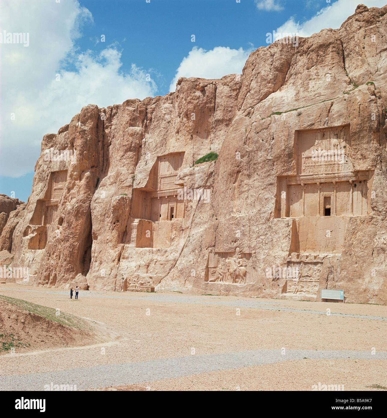 Da sinistra a destra le tombe di Artaserse I Xerxes e Dario il Grande Naqsh e Rustam iran medio oriente Foto Stock
