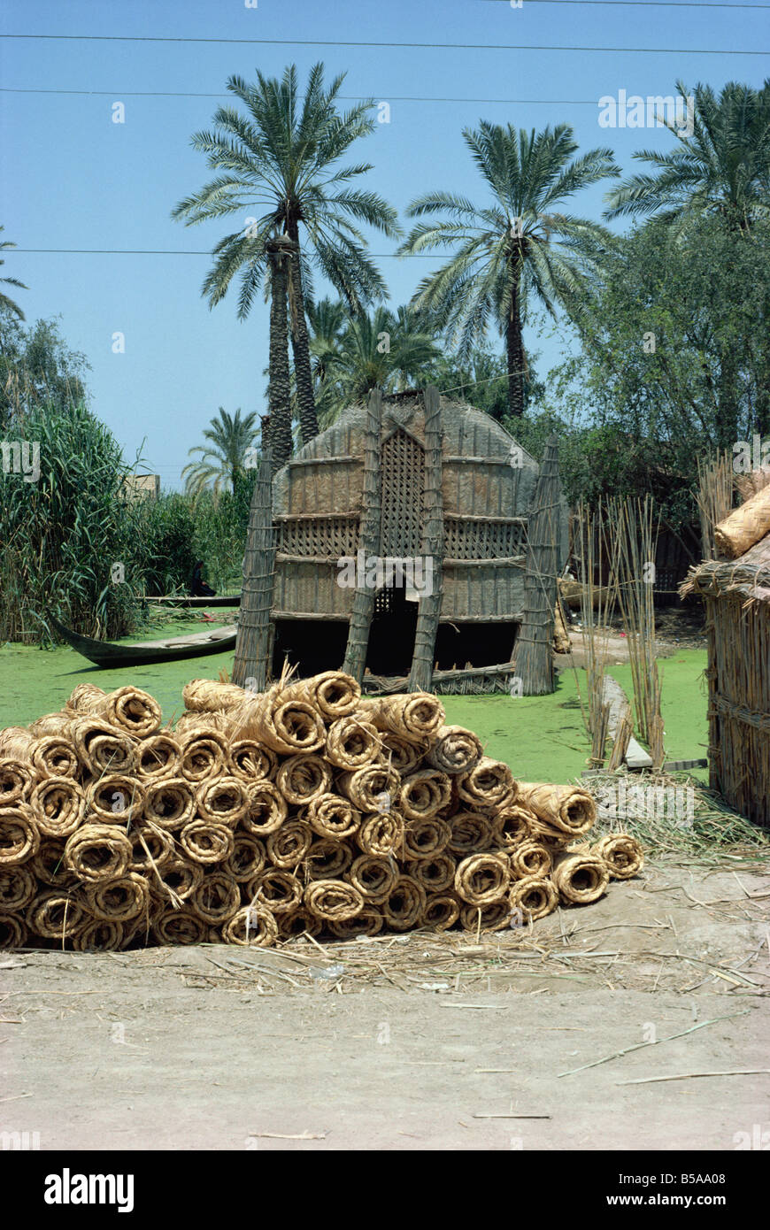 Mudhif' meeting house e reed mats pronti per la vendita, Chobaish paludi, Iraq, Medio Oriente Foto Stock