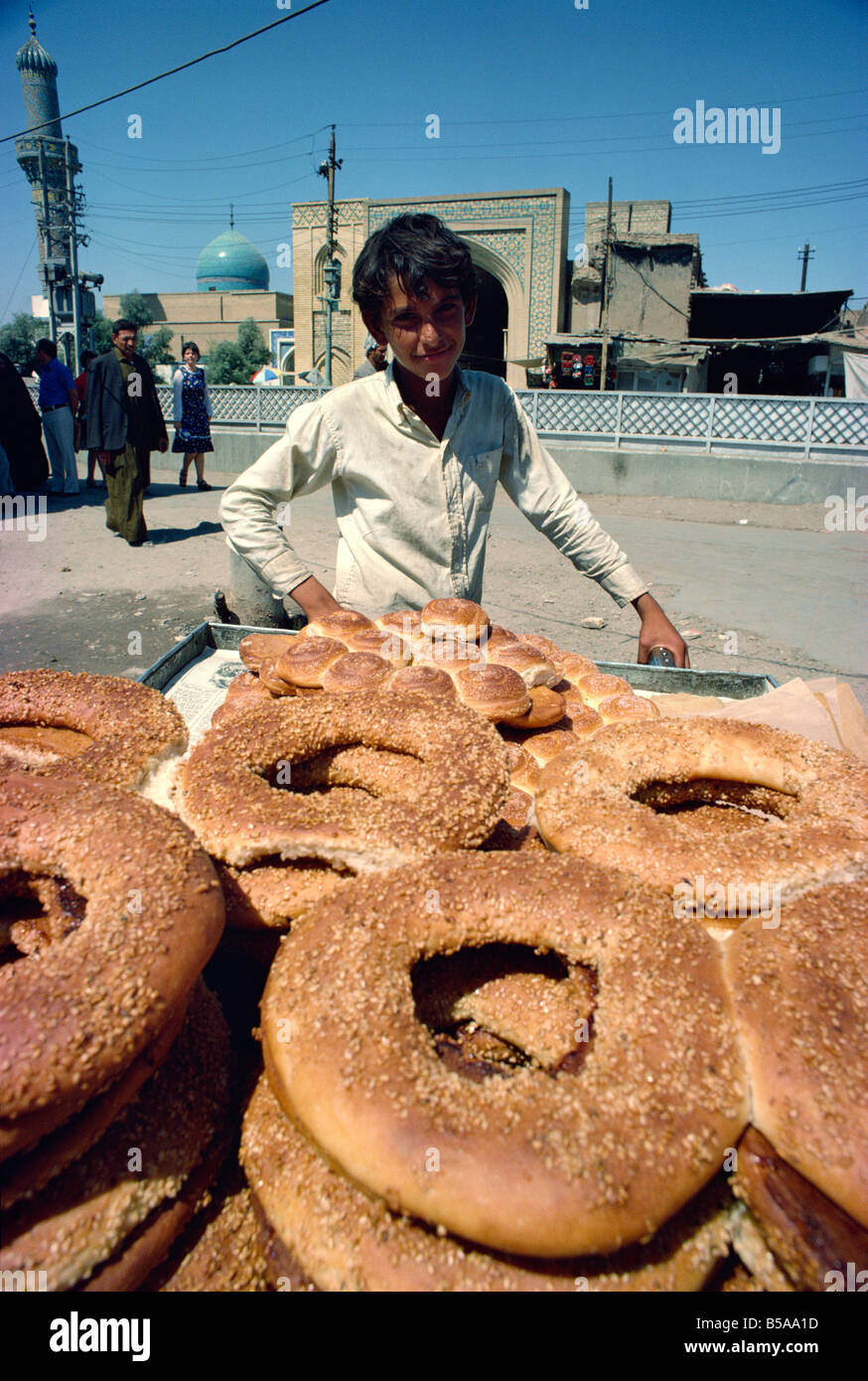 Ragazzo la vendita di pane presi negli anni settanta a Bagdad in Iraq Medio Oriente Foto Stock