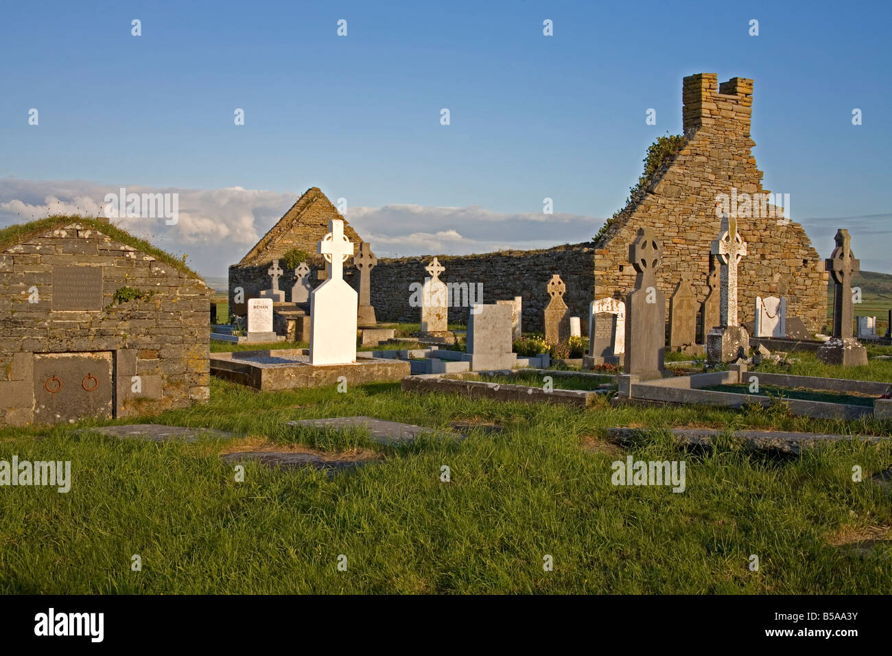 Croce nel cimitero del villaggio, Loop di testa, County Clare, Munster, Repubblica di Irlanda, Europa Foto Stock