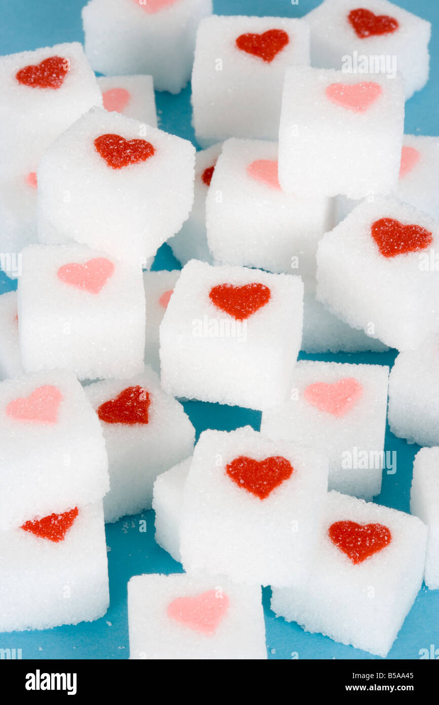 Zollette di zucchero decorate con i colori rosso e rosa cuori close up Foto  stock - Alamy