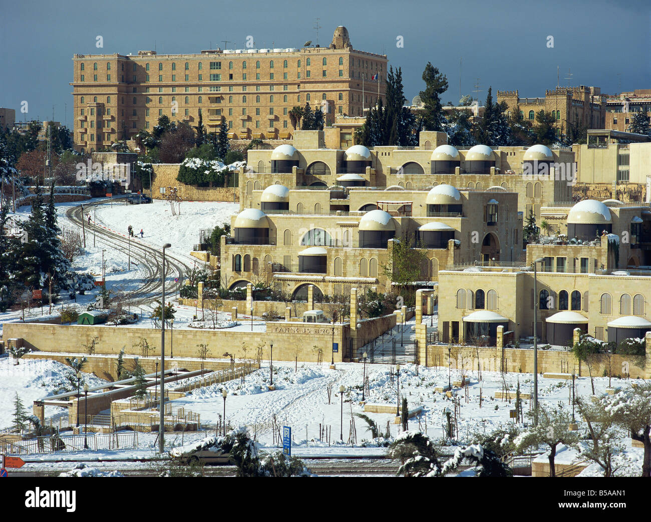In inverno la neve copre gli edifici in David's Village e il King David Hotel in Gerusalemme, Israele, Medio Oriente Foto Stock In inverno la neve copre gli edifici in David's Village e il King David Hotel in Gerusalemme, Israele, Medio Oriente Foto Stock