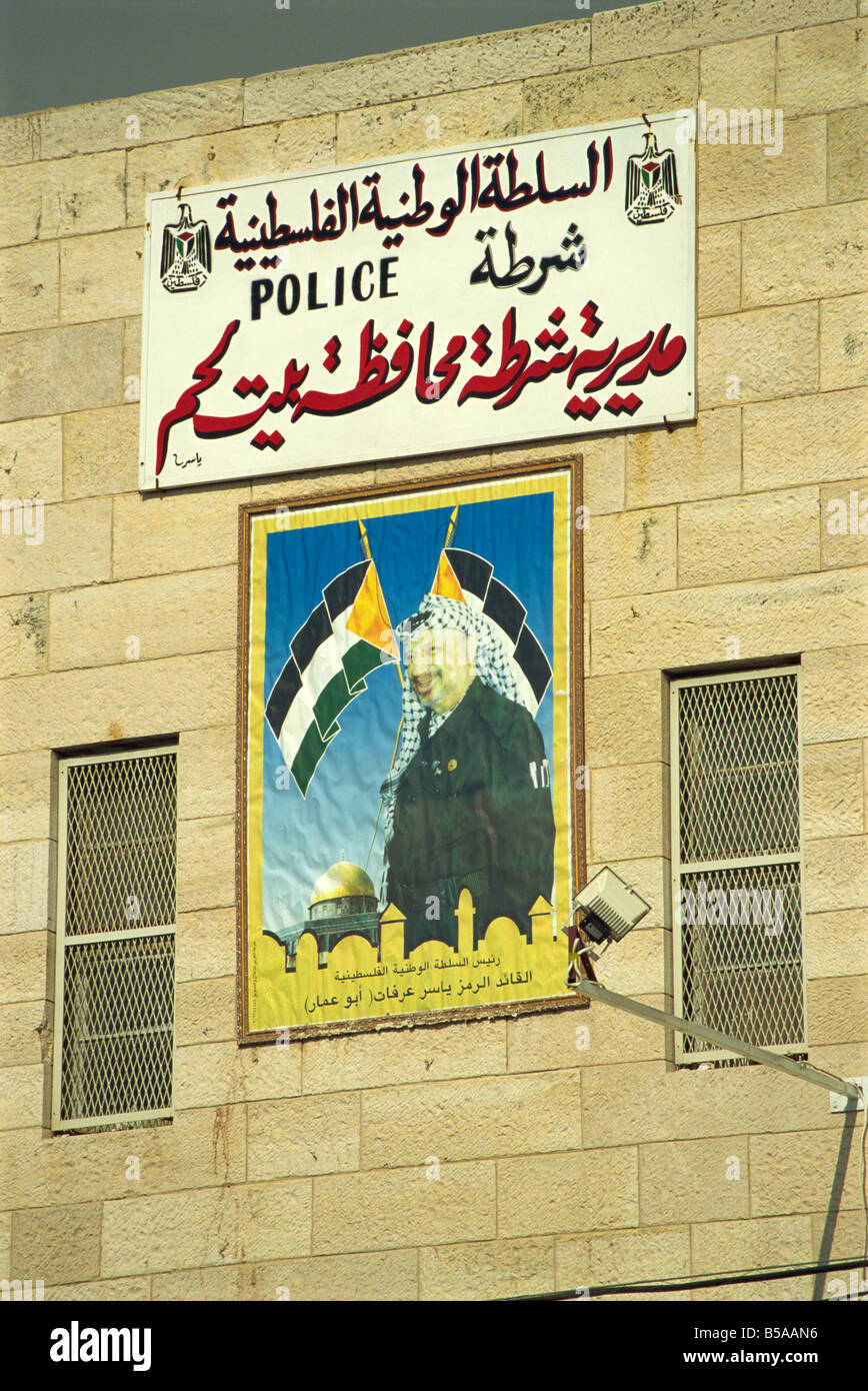 Poster di Yasser Arafat sulla parete di un palestinese a una stazione di polizia a Betlemme, Israele, Medio Oriente Foto Stock