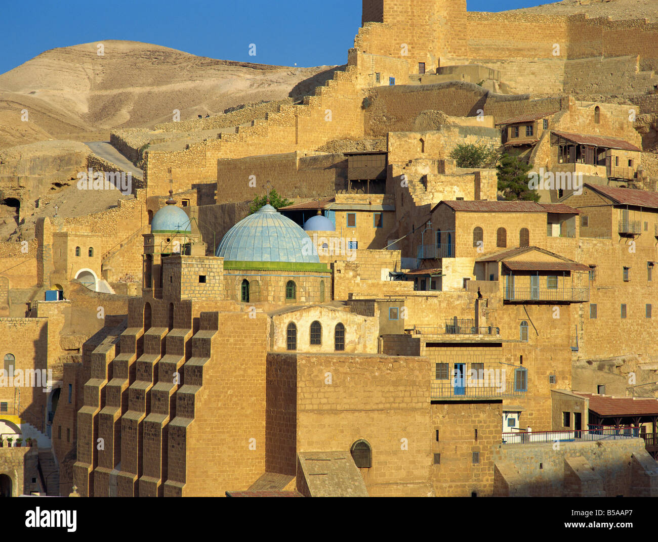 Edifici al Mar Saba monastero ortodosso vicino a Betlemme, nel deserto della Giudea, Israele, Medio Oriente Foto Stock