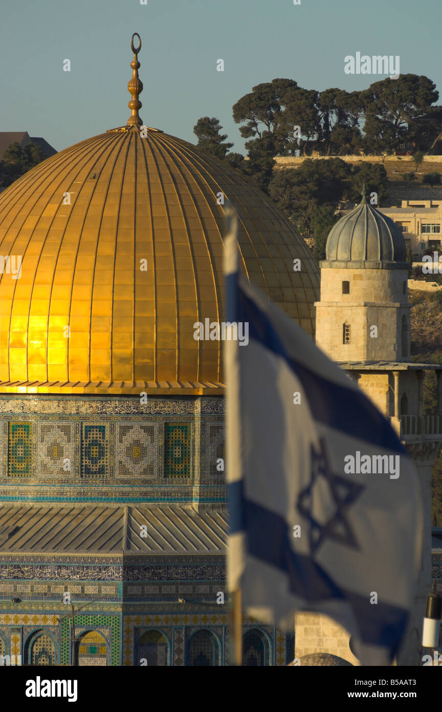 Close up della Cupola della roccia con la bandiera israeliana in primo piano, la Città Vecchia di Gerusalemme, Israele, Medio Oriente Foto Stock