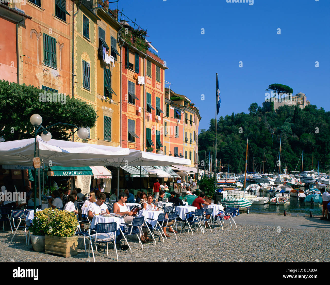 Un cafe' sul marciapiede sul lungomare a Portofino in Liguria Italia Europa Foto Stock