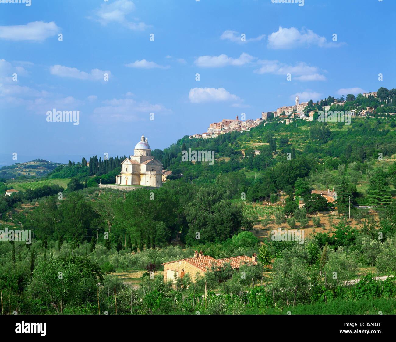 La chiesa e la città sulla collina di Montepulciano in Toscana Italia Europa Foto Stock