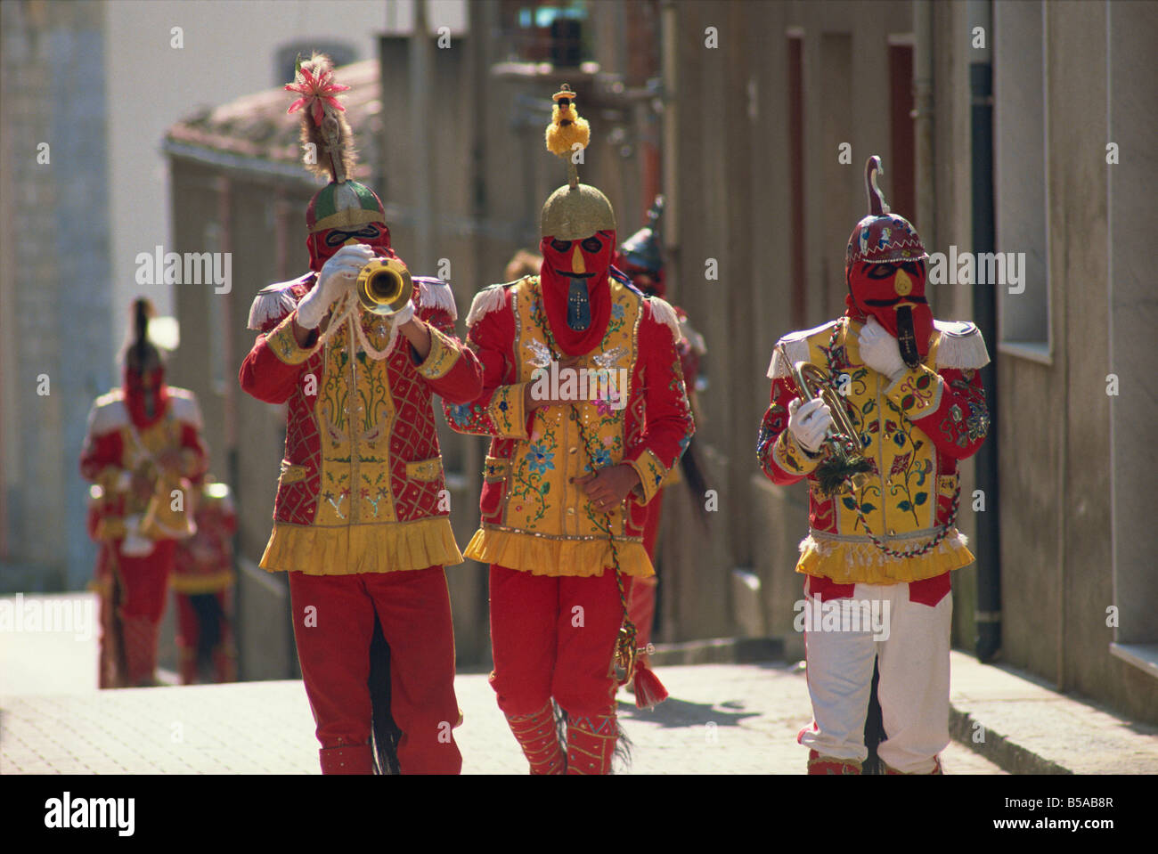 I giocatori a campana in costume rosso e code di cavallo di celebrare la festa dei Giudei, Sicilia, Italia Foto Stock