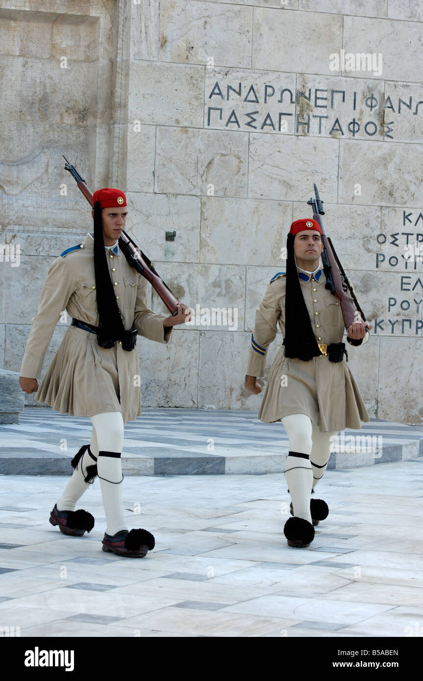 Tradizionalmente i soldati vestiti, Evzones, cambiando il gaurd presso il parlamento greco ad Atene Foto Stock