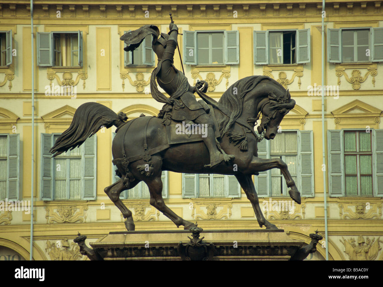 Statua di Emanuele Filiberto di Savoia a cavallo in Piazza San Carlo nella città di Torino Piemonte Italia S Terry Foto Stock
