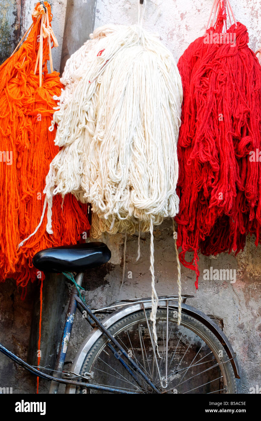 Matasse lana nel souk dei tintori, Marrakech, Marocco, Africa Settentrionale, Africa Foto Stock