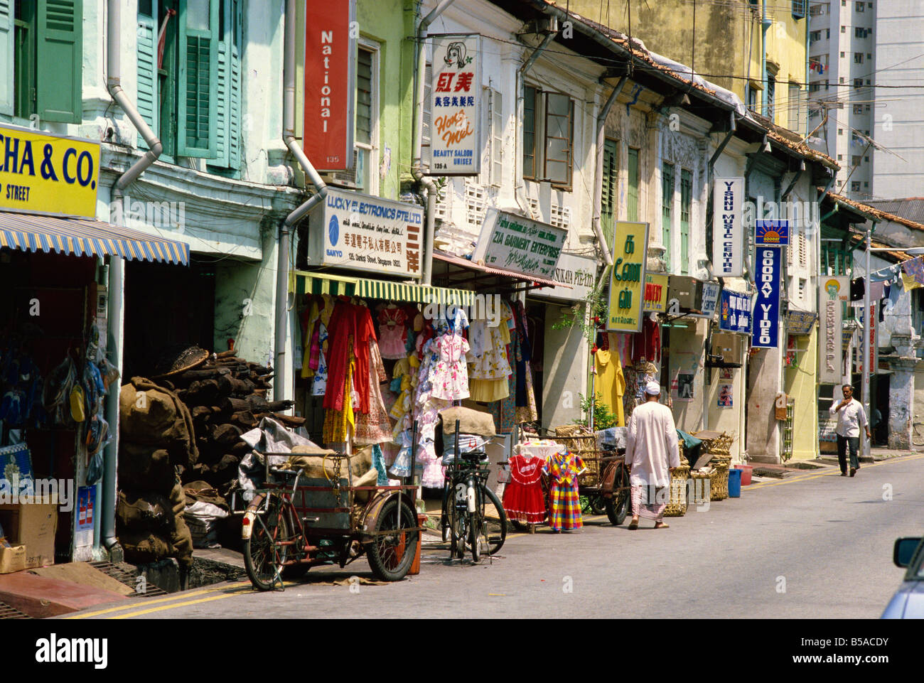 Scena di strada di negozi e di segni in Little India su Dunlop Street nel quartiere indiano intorno Serangoon Road a Singapore, in Asia Foto Stock