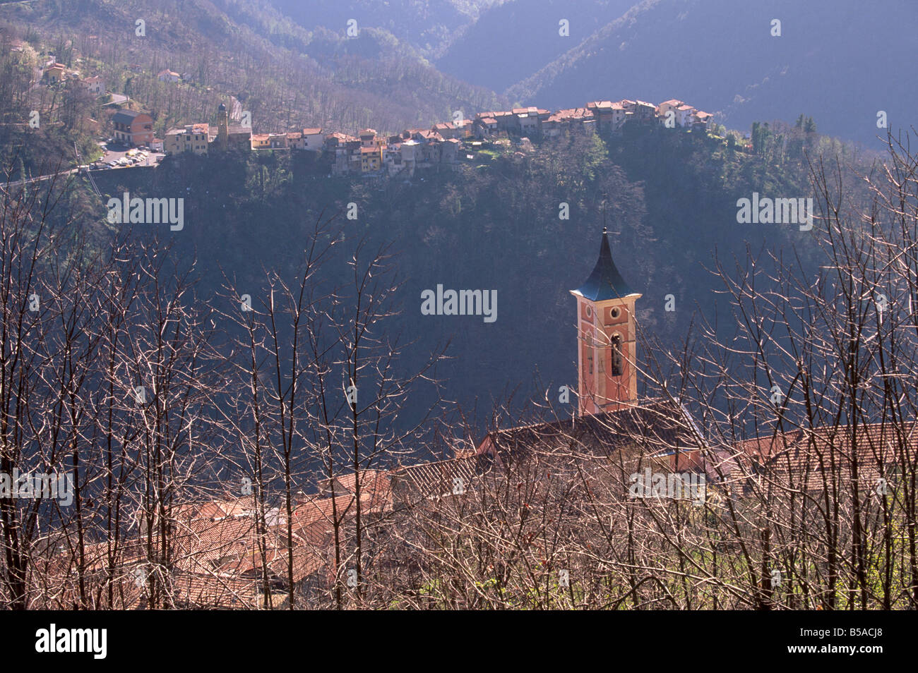 Il campanile e il villaggio vicino Antona nelle Alpi Apuane, Toscana, Italia, Europa Foto Stock