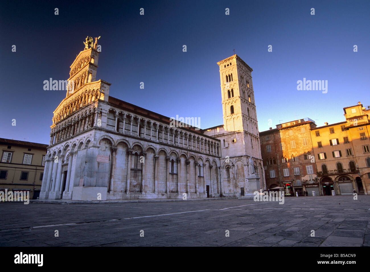 Chiesa di San Michele in Foro Romano stile pisano databili tra l'XI e il XIV secolo Lucca Toscana Italia Europa Foto Stock