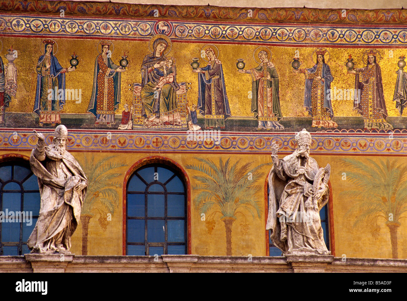 Mosaici del saggio e delle vergini stolte chiesa di Santa Mavia in Trastevere Roma Lazio Italia Europa Foto Stock