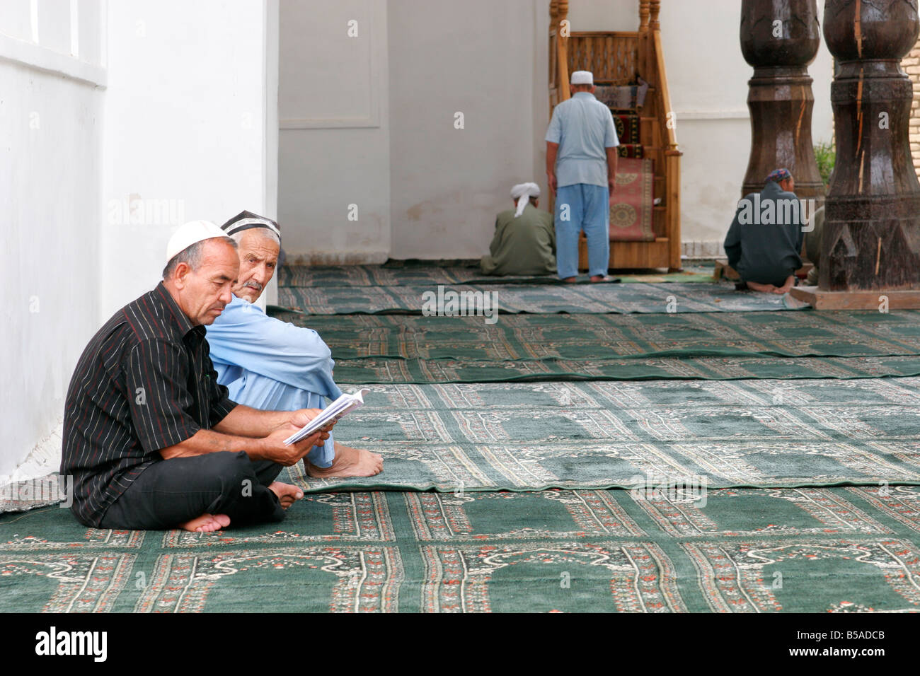 Musulmani in preghiera nella moschea, Uzbekistan Foto Stock