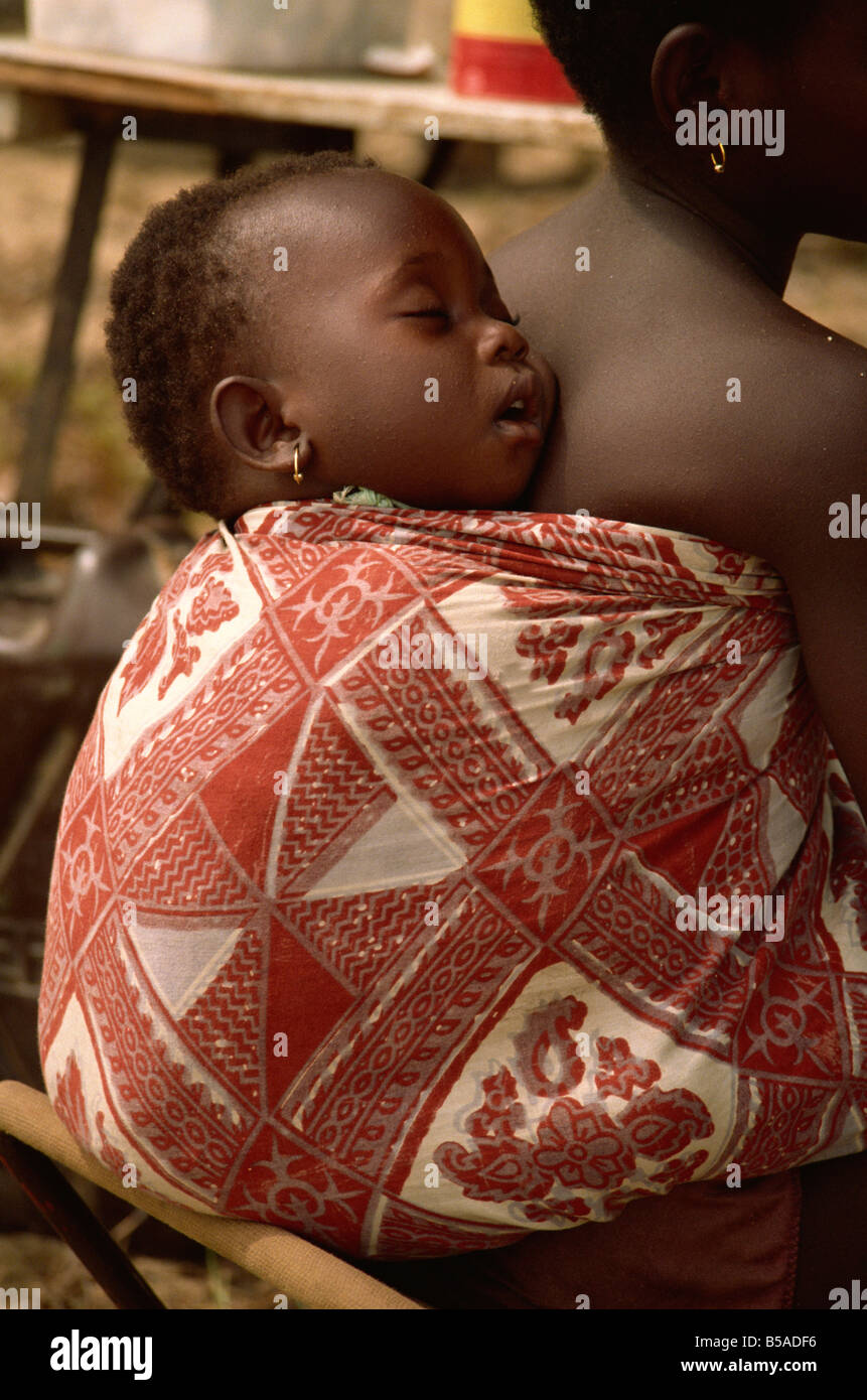 Il bambino addormentato sulla ragazza s indietro nei pressi di Abidjan in Costa d'Avorio West Africa Africa Foto Stock