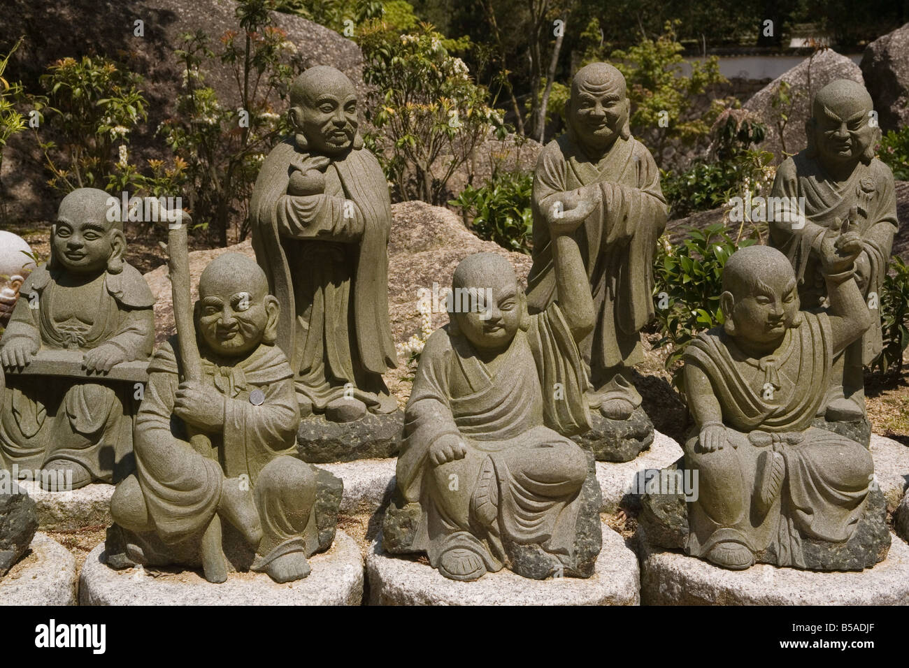 Selezione da un esercito di 500 simile piccolo Buddha al tempio Daishoin Miyajima in Giappone Asia Foto Stock