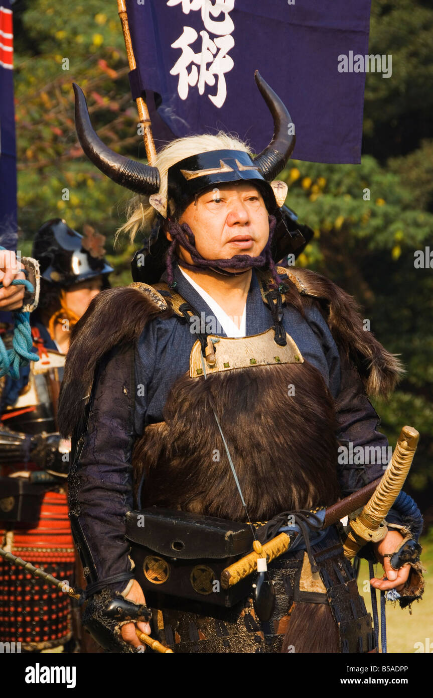 Samurai battaglia in costume rievocazione storica quartiere Harajuku Tokyo Isola di Honshu Giappone Asia Foto Stock