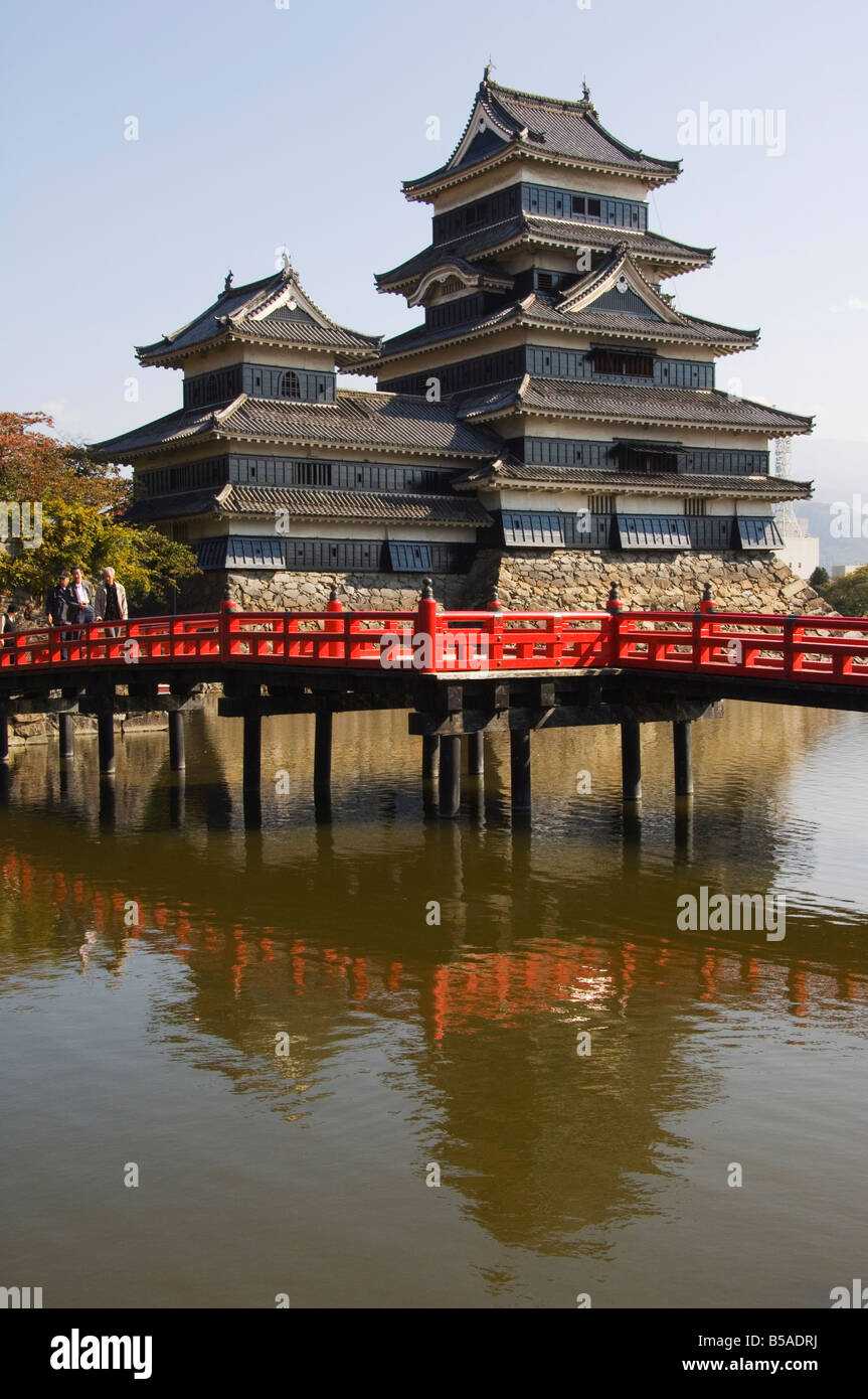 Il Castello Matsumoto Crow il castello e il Ponte Rosso costruito nel 1594 Matsumoto Città Prefettura di Nagano Isola di Honshu Giappone Asia Foto Stock