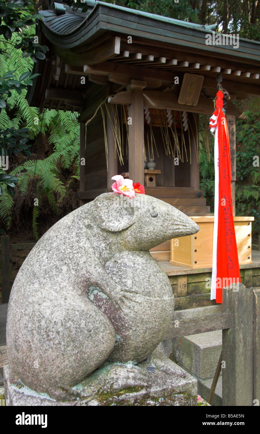 Mouse di pietra al piccolo tempio dedicato ai topi, Percorso della filosofia, Tetsugaku no Michi, Kyoto, Kansai, Honshu, Giappone Foto Stock