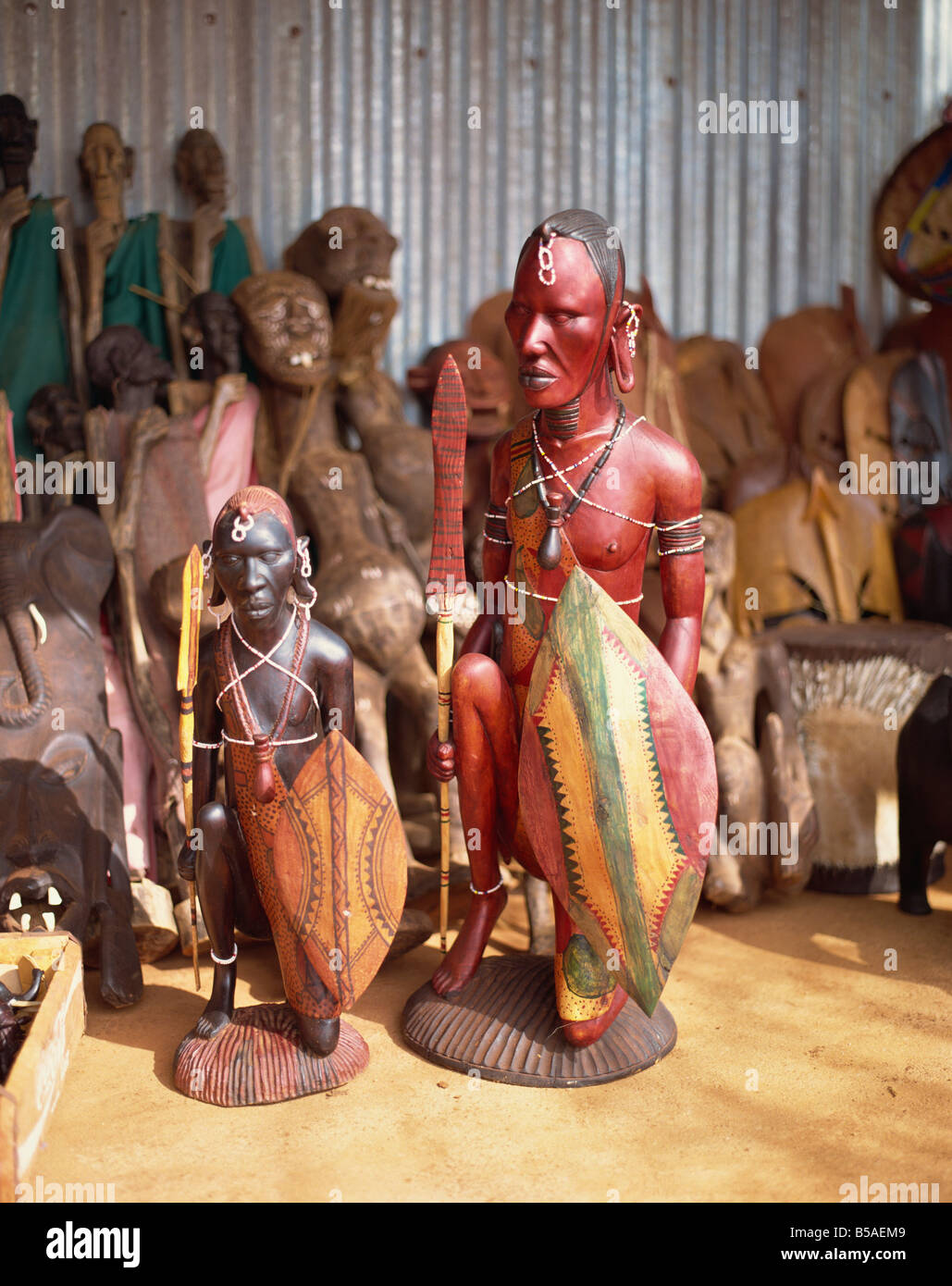 Artigianato Maasai in vendita vicino al Parco Nazionale Tsavo Est Kenya Africa Africa Foto Stock