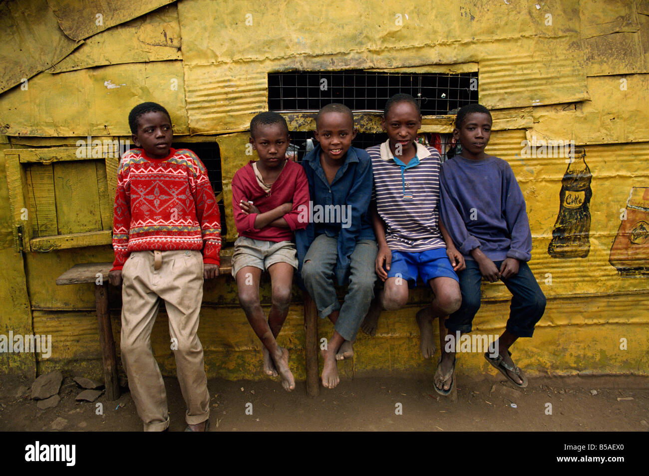 Baraccopoli di Kariobangi bambini Nairobi Kenya Africa L TAYLOR Foto Stock