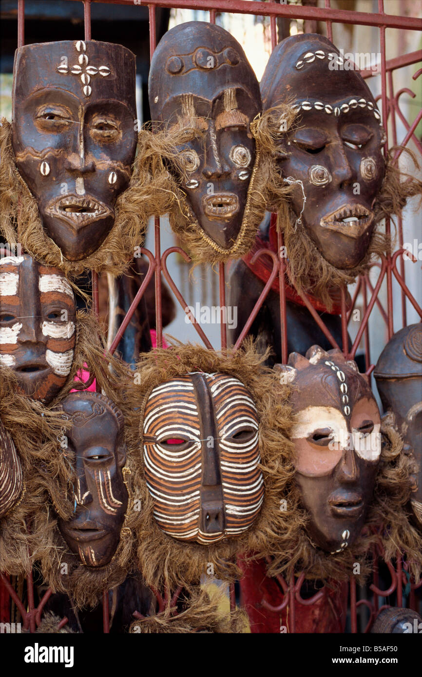 Maschere per la vendita nel mercato del Kenya Mombasa East Africa Africa Foto Stock