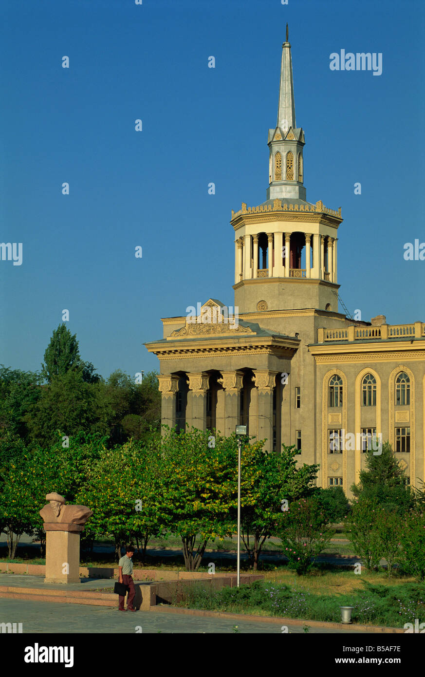 La scienza College un esempio di architettura stalinista in Bishkek Kirghizistan FSU Asia centrale J Strachan Foto Stock