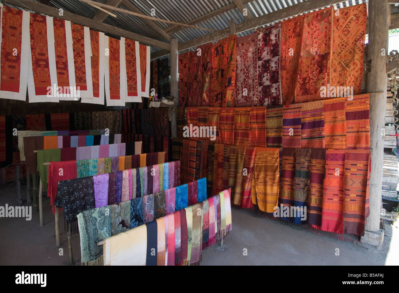 Tessuti di seta in vendita nel negozio del villaggio vicino a Luang Prabang, Laos, Indocina, sud-est asiatico Foto Stock Tessuti di seta in vendita nel negozio del villaggio vicino a Luang Prabang, Laos, Indocina, sud-est asiatico Foto Stock