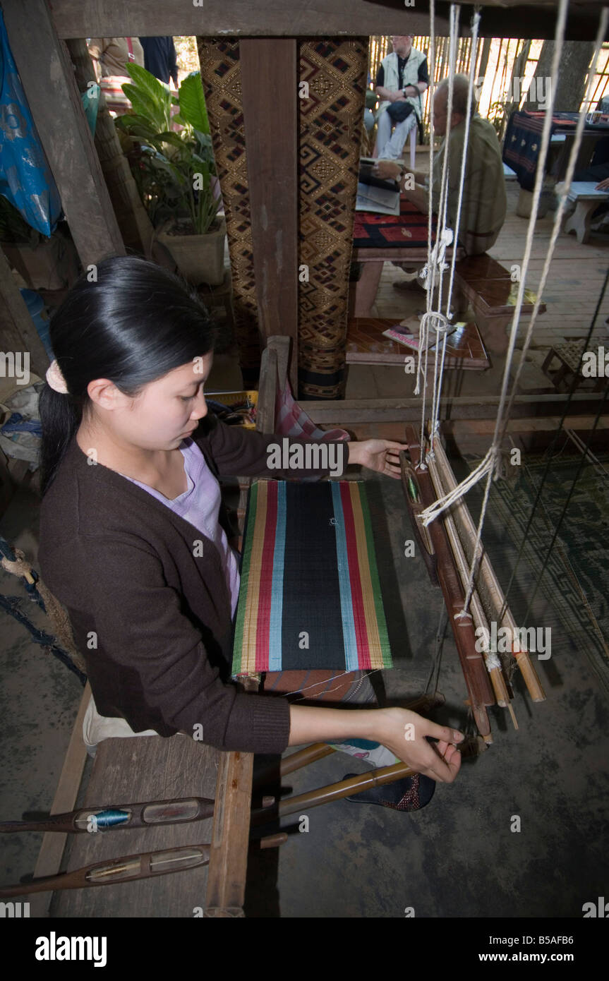 Tessitura nel villaggio vicino a Luang Prabang, Laos, Indocina, sud-est asiatico Foto Stock Tessitura nel villaggio vicino a Luang Prabang, Laos, Indocina, sud-est asiatico Foto Stock