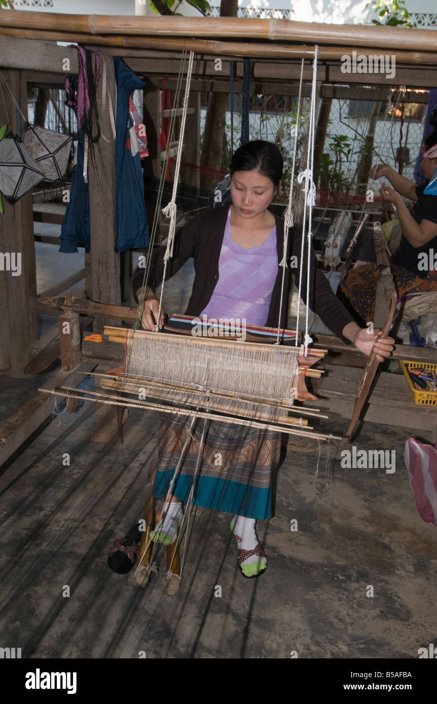 Tessitura nel villaggio vicino a Luang Prabang, Laos, Indocina, sud-est asiatico Foto Stock Tessitura nel villaggio vicino a Luang Prabang, Laos, Indocina, sud-est asiatico Foto Stock