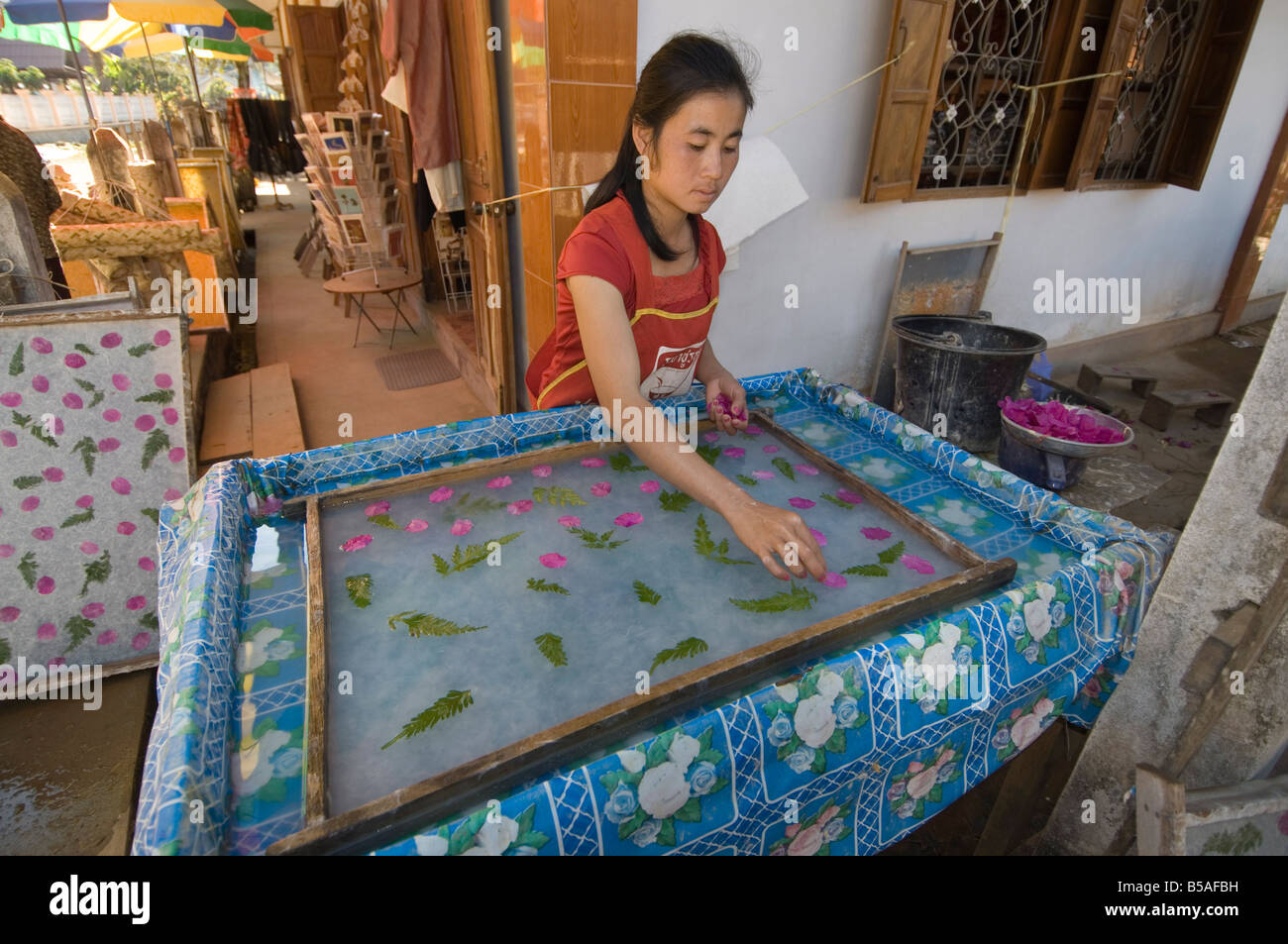 La produzione di carta in un villaggio vicino a Luang Prabang, Laos, Indocina, sud-est asiatico Foto Stock La produzione di carta in un villaggio vicino a Luang Prabang, Laos, Indocina, sud-est asiatico Foto Stock