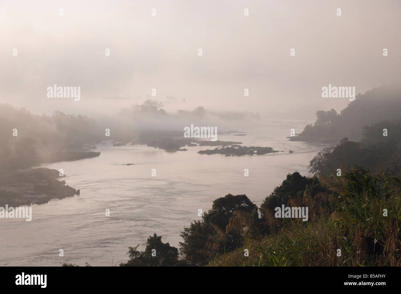 Il fiume Mekong, guardando attraverso il Laos su altra banca, Triangolo Dorato, Thailandia, Sud-est asiatico Foto Stock