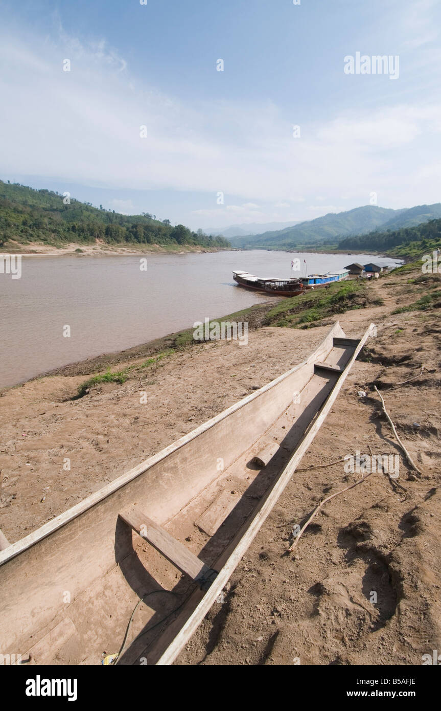 Sul lato del fiume Mekong al Gom Dturn, a Lao Luong villaggio nella zona del Triangolo d'oro di Laos, Indocina, sud-est asiatico Foto Stock Sul lato del fiume Mekong al Gom Dturn, a Lao Luong villaggio nella zona del Triangolo d'oro di Laos, Indocina, sud-est asiatico Foto Stock